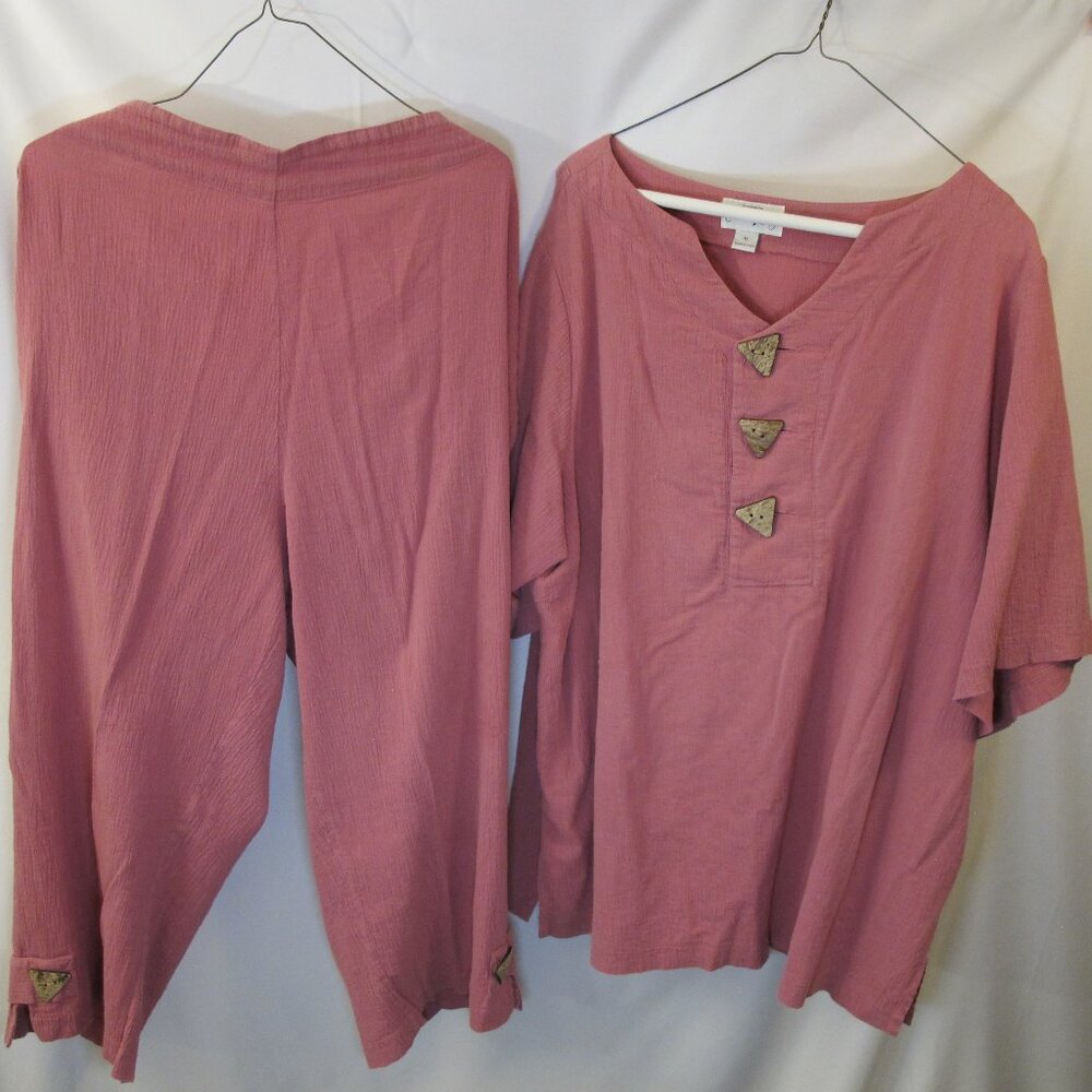 Casual Living two piece set – matching rose top and cropped pants  XL